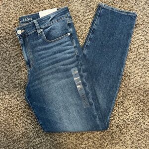 NWT Women’s American Eagle Blue Skinny Jeans
